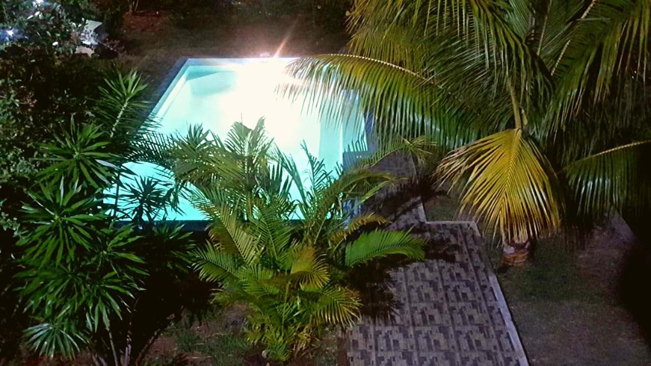 Aux Plaisirs De La Vie Chambre Chez L Habitant Flic-en-Flacq 外观 照片