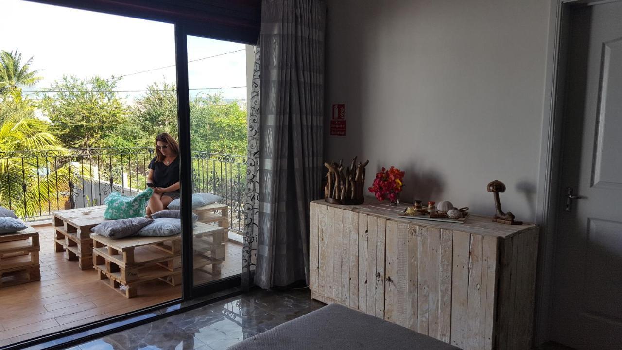 Aux Plaisirs De La Vie Chambre Chez L Habitant Flic-en-Flacq 外观 照片